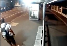 Via Onorato, 15enne picchiato e rapinato da tre stranieri mentre attende il bus per tornare a casa