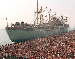 8 Agosto 1991, 20mila albanesi sbarcano a Bari: l'Italia, per loro, era "Lamerica"
