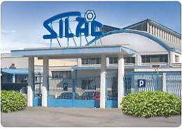 Tragico incidente alla Silac: autotrasportatore cade dal camion e muore