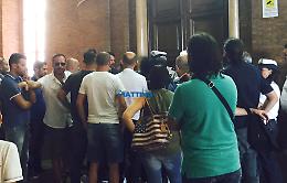 Ataf, i lavoratori "assediano" il Comune