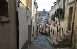 Quegli spazi vuoti tra i vicoli appartati della testa