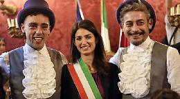 La Raggi unisce civilmente la prima coppia gay di Roma: uno dei due è di Cerignola
