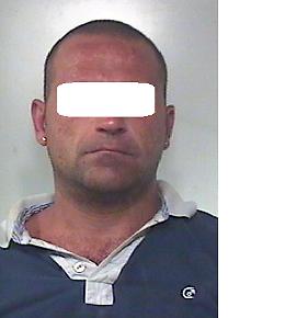 Ruba pneumatici ma viene beccato dai carabinieri: arrestato 37enne tra gli applausi della gente