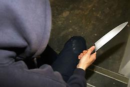 Con un coltello puntato afferma: "Damm quill che tin", 25 enne  foggiano rapinato nel cuore della notte