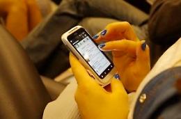 Piazza Giordano: con la scusa di una informazioni si avvicinano e gli rubano il cellulare 