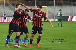 La foto cronaca dei gol bollicine con cui il Foggia brinda alla riapertura dello Zaccheria