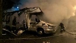 Foggia, fiamme avvolgono deposito di camper, 40 mezzi distrutti 