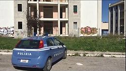 Cadavere in Via Miranda, il compagno della donna: «La sera prima è caduta a terra»