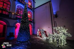 A Candela torna Babbo Natale, accompagnato da Michele Placido