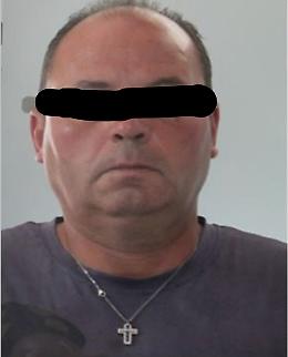 Immortalato dalle telecamere mentre pedina la sua vittima: arrestato rapinatore