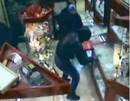 Tenta di rapinare "Massimo Gioielli", ma i titolari lo mettono in fuga