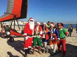 A Manfredonia Babbo Natale vien giù in deltaplano per lo stupore dei bambini