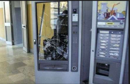 Ed ora ci tocca fare i conti anche con gli "scassinatori" dei distributori di merendine e bibite: raid vandalico in tre scuole foggiane