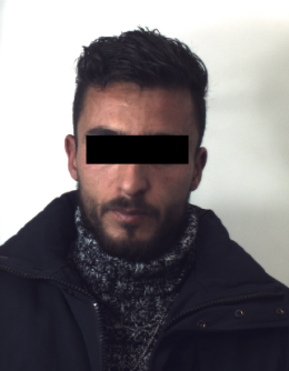 Ruba liquore dagli scaffali del supermercato, vigilante tenta di bloccarlo ma lui lo accoltella: arrestato tunisino