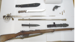 In casa un vero e proprio arsenale con il quale minacciava anche l'ex: arrestato