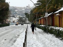 A piedi nudi sulla neve lungo le strade di Vasto Marina