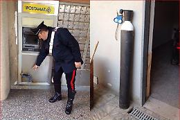 Tentano di forzare il bancomat delle Poste di Stornara con un piede di porco, l'allarme li fa fuggire