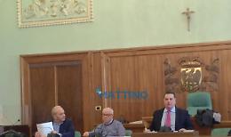 I nuovi consiglieri provinciali prendono posto, nell'attesa di sistemarsi le poltrone