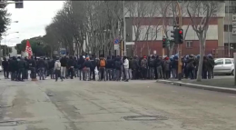 "Casa e documenti nostro diritto, ghetti e sfruttamento vostro profitto": protestano immigrati in Via Gramsci