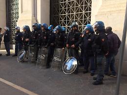 Sgombero "Gran Ghetto" in 200 assiepati sotto la Prefettura 