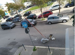 Raffiche di vento,  a Foggia cadono alberi e pali della luce: pericolo per gli automobilisti e i pedoni