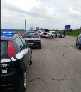 Ss 16, incidente stradale: scontro tra Suv e Audi, donna in prognosi riservata