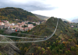 Il ponte tibetano sospeso nel vuoto: ecco la nuova attrazione della Basilicata 