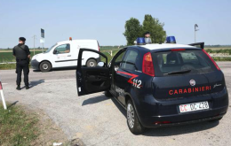 Lavello, beccato senza patente chiama il papà. Insieme si scagliano contro i carabinieri