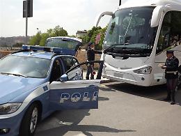 Policoro, al posto di blocco la polizia scopre che l'autista che portava gli scolari in gita aveva alzato il gomito