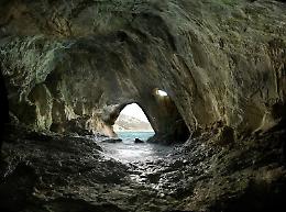 La grotta simbolo di rinascita ma anche location di passioni irrefrenabili