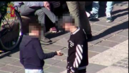 Spaccio "spudorato" a Piazza Italia: catturati gli ultimi due giovani pusher 