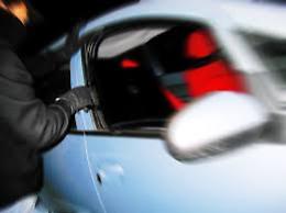 Foggia, Viale Candelaro: in tre gli rapinano auto davanti casa 