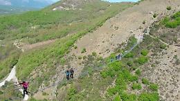 Sasso di Castalda, agli italiani piace stare sospesi: Ponte alla luna da record