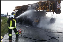 San Giovanni Rotondo: fiamme avvolgono una gru all'interno di un cantiere edile
