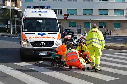 Ciclista investe pedone: 67enne batte la testa e muore 