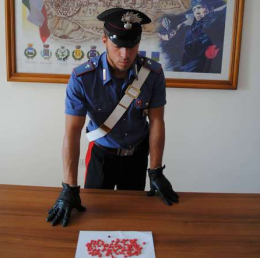 Irsina, fa visita a un uomo ai domiciliari, poi lo trovano con cento pasticche d'ecstasy