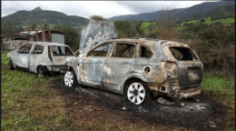 Foggia, località Giardinetto: nascosto tra gli alberi un cimitero di auto carbonizzate 