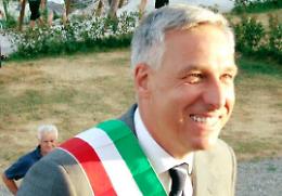 Va a cena in bermuda, il ristorante caccia il sindaco di Viareggio