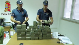 Quattrocentomila euro di hashish stipati in una mercedes: un arresto 