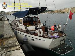Ennesimo sbarco di migranti in Puglia, la Guardia di Finanza arresta i due scafisti ucraini