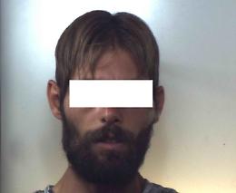 Prima le chiede una sigaretta, poi le sferra un pugno in faccia e le rapina la borsetta: arrestato 