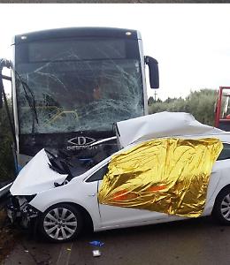 Incidente stradale, pullman contro auto sulla Sp 45: un morto e feriti 