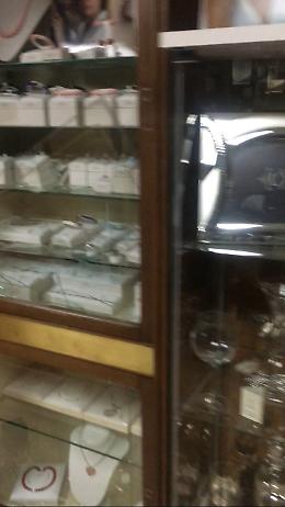 Furto alla gioielleria De Santis, il titolare: "Questa zona della città è completamente buia"