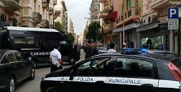 Aggredisce agenti di Polizia locale, viene arrestato, giudicato per direttissima e rimesso in libertà: accade a Foggia