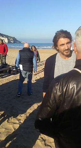 Toh... guarda un  po' chi spunta in spiaggia: il bel Liotti a Peschici  