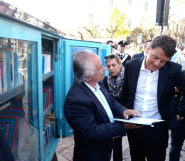 Matera, il Bibliomotocarro affascina Matteo Renzi