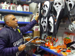 Le maschere cinesi da Halloween sono pericolose? La Guardia di finanza ne sequestra 3.700 tra Tito e Lagonegro