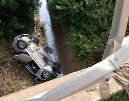 Candela, auto in un canalone: nell'abitacolo il corpo di un giovane 