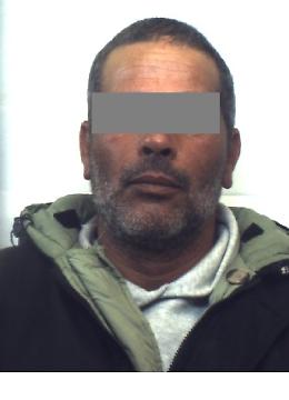 Chieuti, in un casolare droga, coltelli e allaccio abusivo alla corrente elettrica: due arresti 
