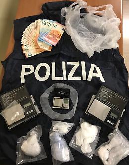 Coca e soldi nell'armadio della camera da letto: arrestato 46enne 